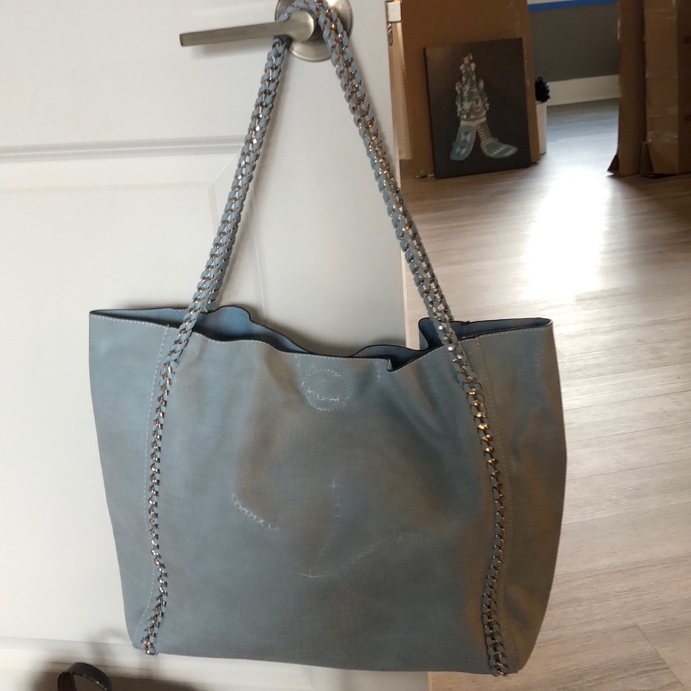 Large purse with metallic snap closureTote bag
